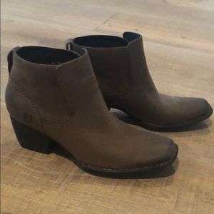 Born “Rascal” in truffle size 6/36.5